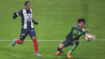 Rogelio Funes Mori (Rayados) will seek to pierce the goal defended by Guillermo Ochoa (América).