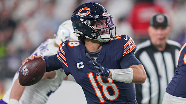 Chicago Bears quarterback Caleb Williams (18) passes Chicago Bears quarterback Caleb Williams (18) passes
