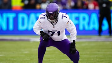 Christian Darrisaw playing against the Steelers in Week 4.