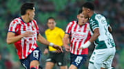Chiquete Orozco de Chivas observa al hondureño Anthony 'Choco' Lozano de Santos Laguna