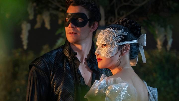 Bridgerton. (L to R) Luke Thompson as Benedict Bridgerton, Yerin Ha as Sophie Baek in episode 401 of Bridgerton. 