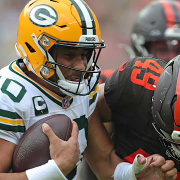 Cleveland Browns linebacker Carson Schwesinger (49) sacks Green Bay Packers quarterback Jordan Love during the second half.