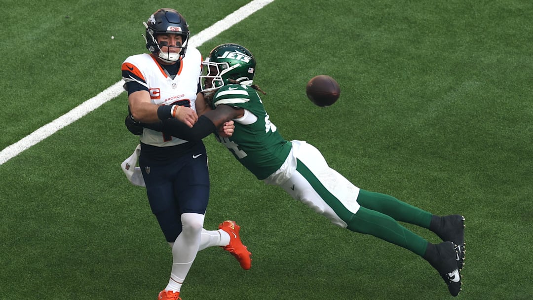 Jets linebacker Jamien Sherwood makes a tackle during a game.