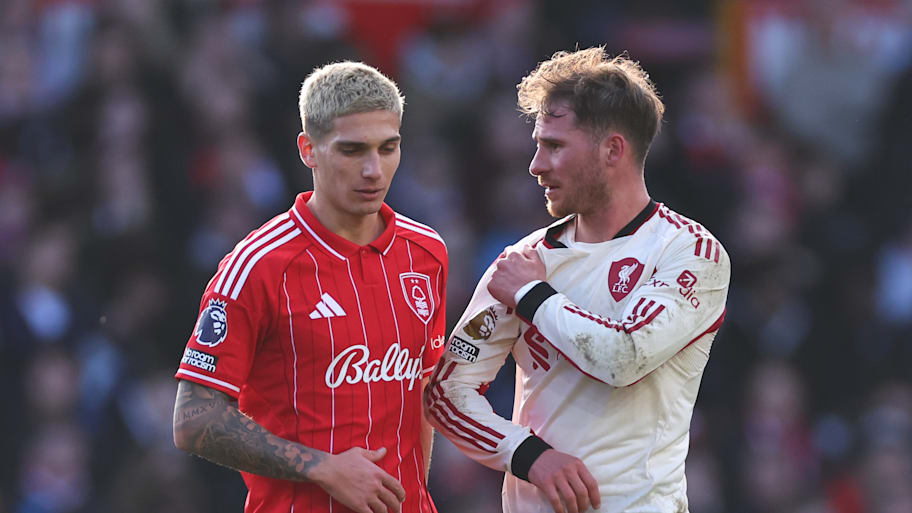 Alexis Mac Allister (right) talking to Nicolas Dominguez.