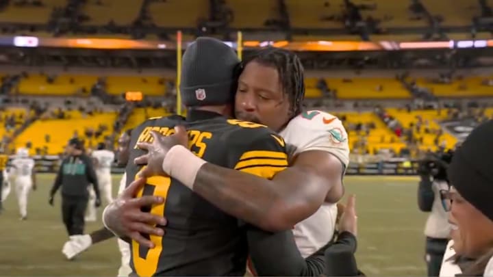 Pittsburgh Steelers quarterback Aaron Rodgers hugs Miami Dolphins defensive back Rasul Douglas. The two were teammates with the Green Bay Packers. Pittsburgh Steelers quarterback Aaron Rodgers hugs Miami Dolphins defensive back Rasul Douglas. The two were teammates with the Green Bay Packers.
