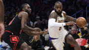 LeBron James y Patrick Williams en el partido de los Chicago Bulls vs. Los Angeles Lakers