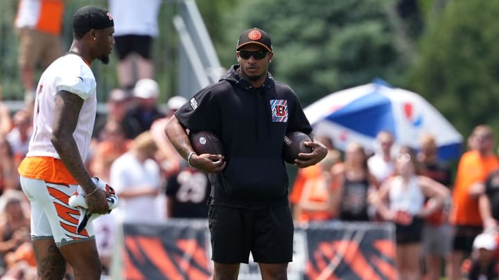 Jul 26, 2024; Cincinnati, OH, USA; Cincinnati Bengals wide receiver Ja'Marr Chase (middle) talks with wide receiver Tee Higgins (left) and wide receivers coach Troy Walters during training camp practice at Kettering Health Practice Fields. Mandatory Credit: Kareem Elgazzar-USA TODAY Sports