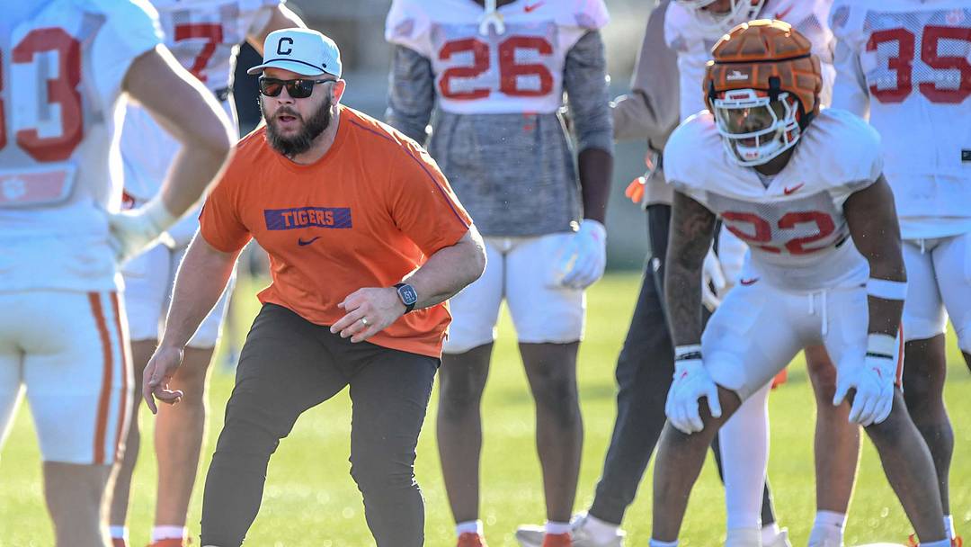 Three-star EDGE/LB Raymond "RJ" Hudson committed to Clemson on Friday afternoon, choosing the Tigers over Maryland. Three-star EDGE/LB Raymond "RJ" Hudson committed to Clemson on Friday afternoon, choosing the Tigers over Maryland.