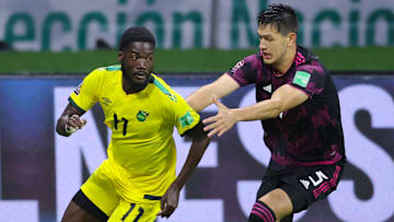 El jamaicano Shamar Nicholson y César Montes durante el primer duelo del Octagonal Final de la CONCACAF en el Estadio Azteca.