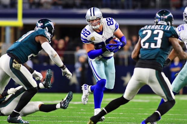 Dallas Cowboys tight end Jason Witten looks for yards after the catch against the Philadelphia Eagles