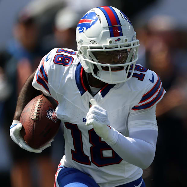 Buffalo Bills WR Elijah Moore runs with the ball against the New York Jets during the first half at MetLife Stadium.