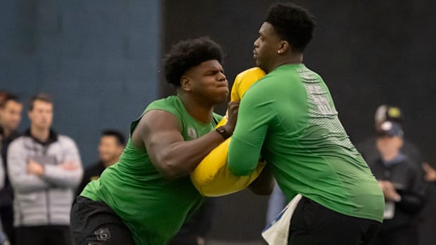 Oregon offensive lineman Josh Conerly Jr., left, runs drills with Oregon offensive lineman Marcus Harper II during the Oregon