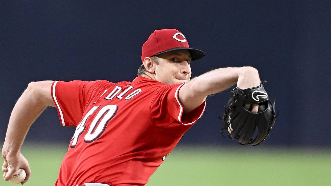 Cincinnati Reds starting pitcher Nick Lodolo (40) delivers a pitch