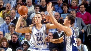 Feb 5, 1992; Chapel Hill, NC, USA; North Carolina Tar Heels center Eric Montross (00) looks to pass