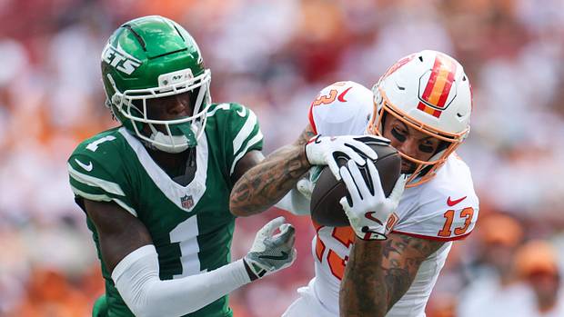 Tampa Bay Buccaneers wide receiver Mike Evans (13) catches pass defended by New York Jets cornerback Sauce Gardner.