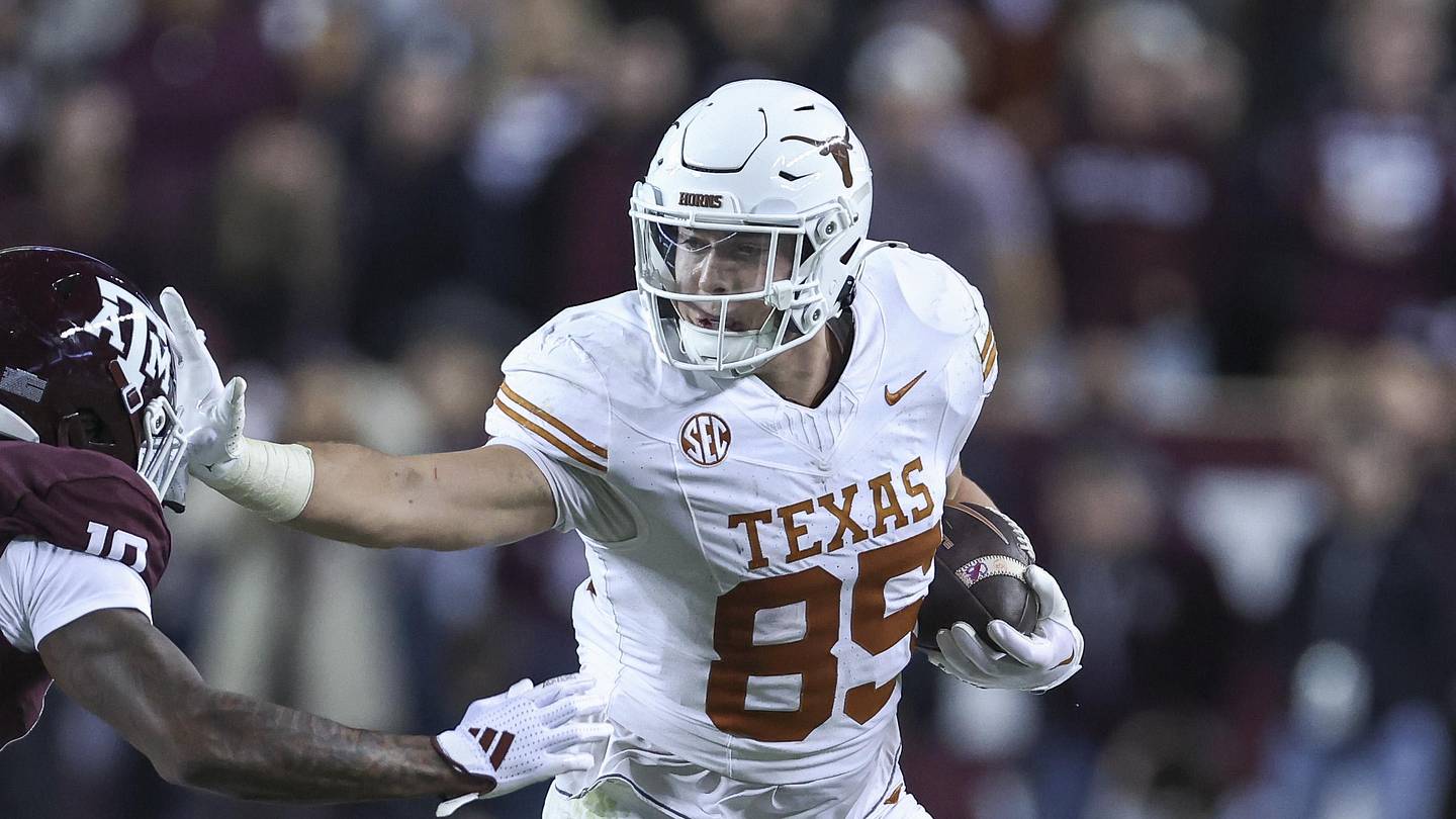 Coaches Poll top 25: Texas rises, Ohio State falls in college football rankings for Championship Weekend