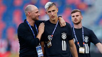 Benedikt Höwedes im Gespräch mit Nico Schlotterbeck - bei der Nations League