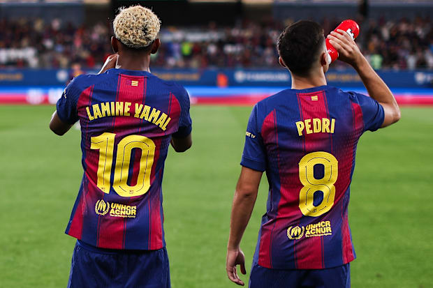 ลามีน ยามาล (ซ้าย) และ เปดรี