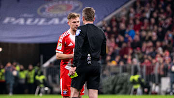 Joshua Kimmich beim Schiedsrichter