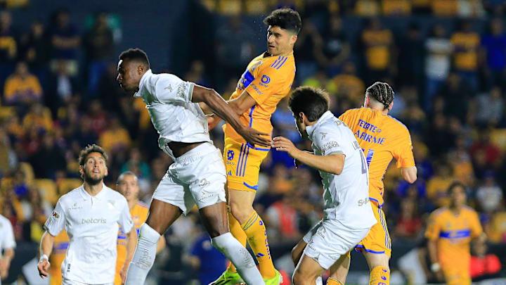 El colombiano Moisés Castillo de Juárez y el argentino Nico Ibáñez de Tigres luchan en área por el esférico durante el Clausura 2024