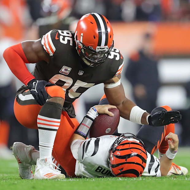 Myles Garrett sacia Joe Burrow