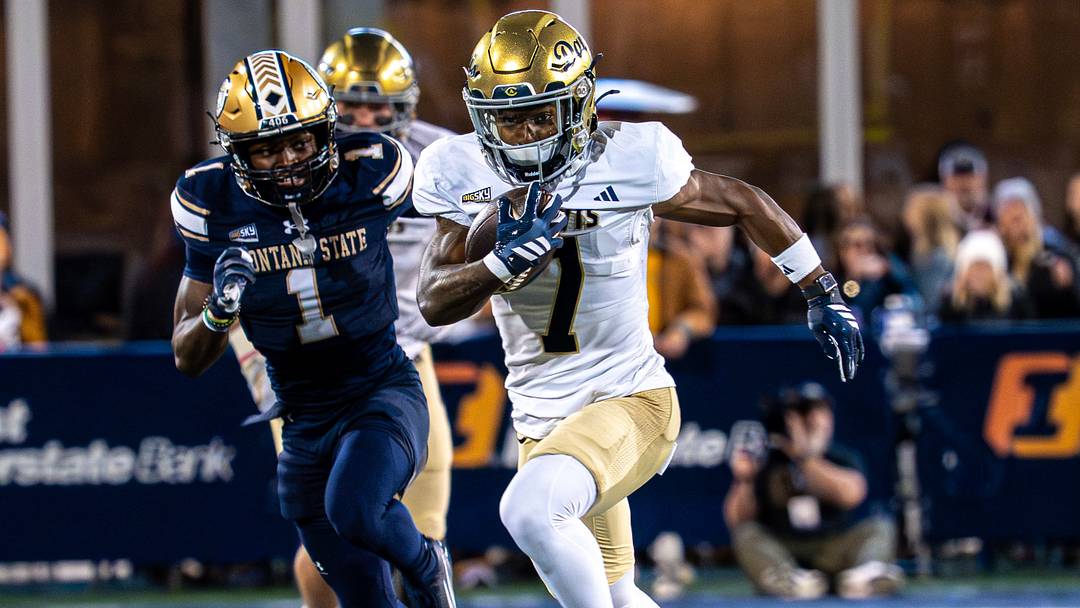 UC Davis wide receiver Stacy Dobbins (7) UC Davis wide receiver Stacy Dobbins (7)