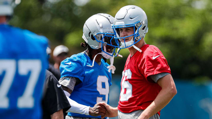 Detroit Lions wide receiver Jameson Williams (9) shakes hands with quarterback Jared Goff (16).