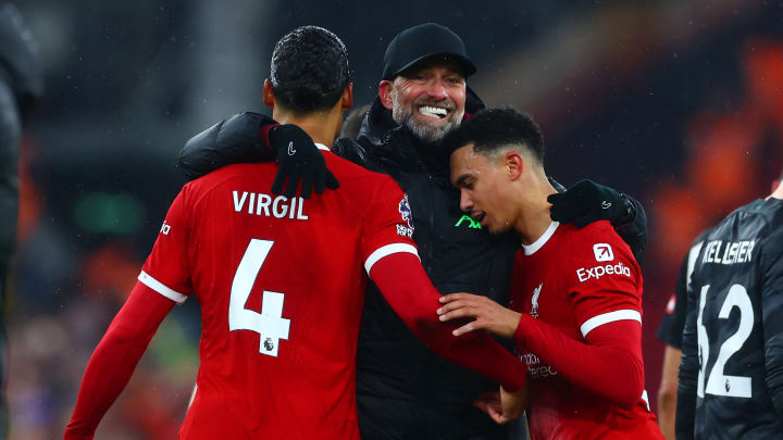 Jürgen Klopp herzt Virgil van Dijk und Trent Alexander-Arnold