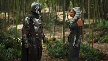 (L-R): The Mandalorian (Pedro Pascal) and Ahsoka Tano (Rosario Dawson) in Lucasfilm's THE BOOK OF BOBA FETT, exclusively on Disney+. © 2022 Lucasfilm Ltd. & ™. All Rights Reserved.