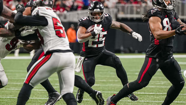 Atlanta Falcons running back Tyler Allgeier (25) runs against the Tampa Bay Buccaneers 