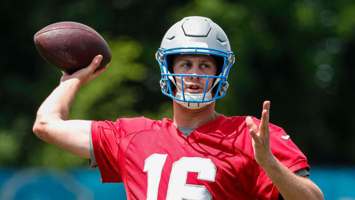 Detroit Lions quarterback Jared Goff (16) practices during mini camp at Detroit Lions headquarters and practice facility in Allen Park on Tuesday, June 4, 2024.