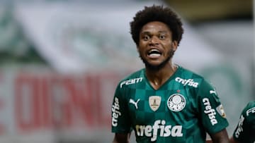 Livre no mercado após rescisão com o Palmeiras, Luiz Adriano viajou à Turquia para assinar com seu novo clube
