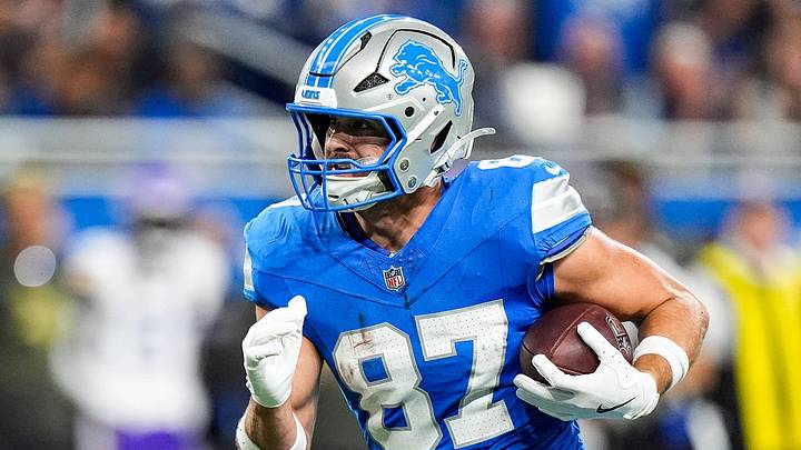 Detroit Lions tight end Sam LaPorta (87) makes a catch against Minnesota Vikings during the first half at Ford Field in Detroit on Sunday, November 2, 2025.
