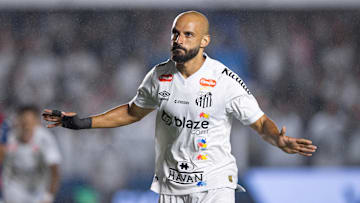 Thaciano ainda não se firmou no time titular do Santos