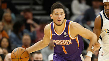 Booker anotó 21 puntos en la primera mitad ante los Timberwolves