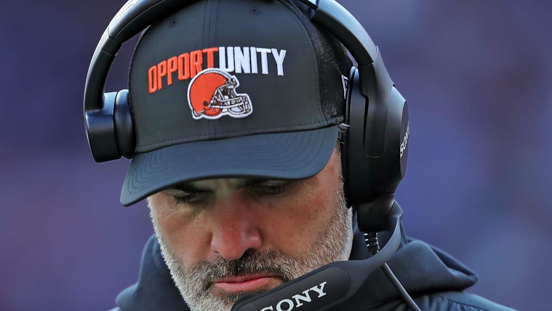 Cleveland Browns coach Kevin Stefanski hangs his head during the second half