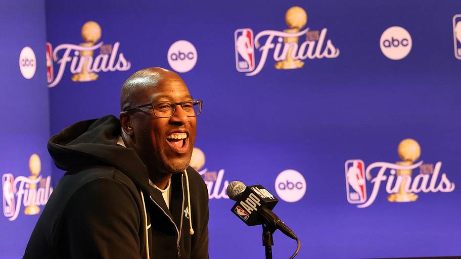Knicks head coach Mike Brown speaks with the media.