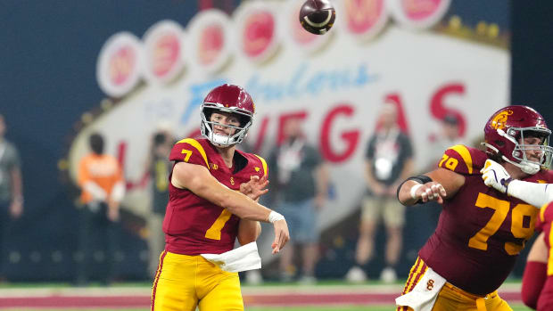  Southern California Trojans quarterback Miller Moss (7) throws a pass against the LSU Tigers during the fourth quarter