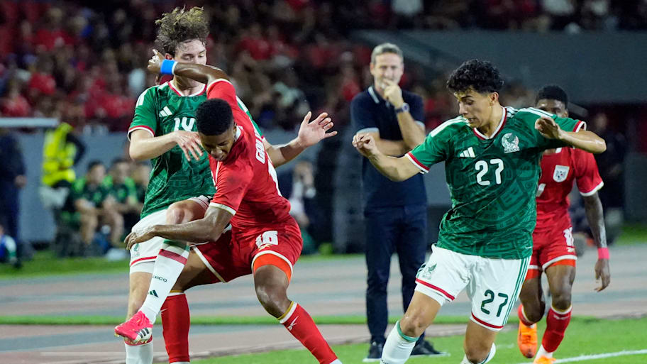 Richard Ledezma in action with El Tri.