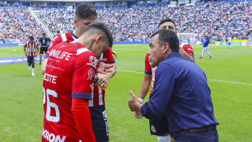 El técnico Ricardo Cadena le da instrucciones a Cristián Calderón.