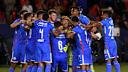 Jugadores de Cruz Azul celebran un título.
