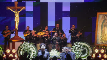 Vicente Fernández es despedido por sus familiares y fans en un velorio masivo