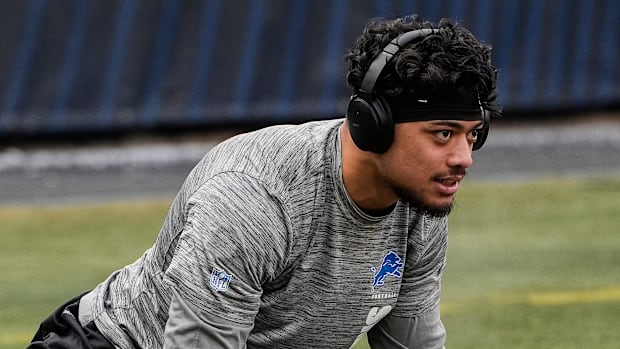 Detroit Lions running back Sione Vaki (33) warms up before the game against Chicago Bears