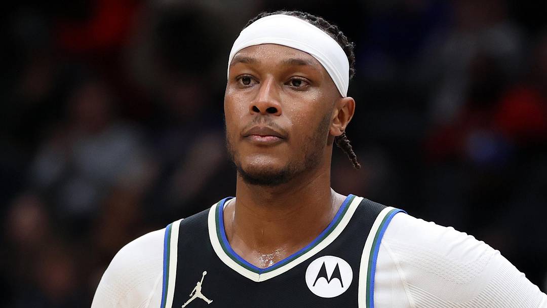 Milwaukee Bucks center Myles Turner (3).