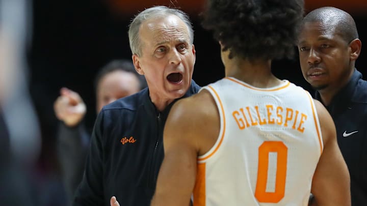 Tennessee Volunteers head coach Rick Barnes speaks with guard Ja'Kobi Gillespie