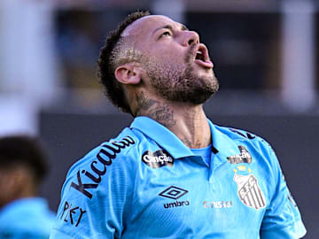 Neymar tem futuro incerto no Santos