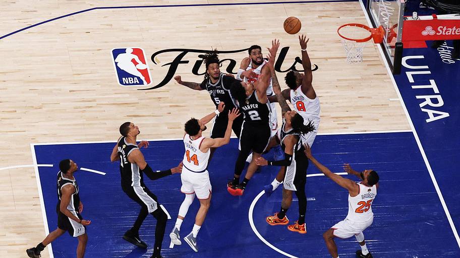 New York Knicks forward OG Anunoby makes a game-winning tip shot against San Antonio Spurs.