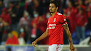 Ex-Santos e hoje no Benfica, Lucas Veríssimo apareceu no radar de Flamengo e Atlético-MG; zagueiro está 100% recuperado de lesão no joelho.