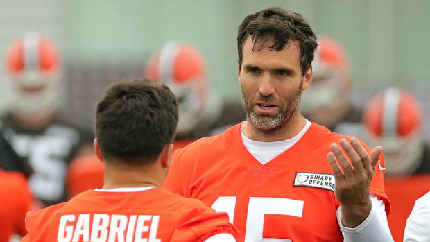 Cleveland Browns quarterback Joe Flacco, facing, chats with rookie quarterback Dillon Gabriel (5) during an NFL practice at t