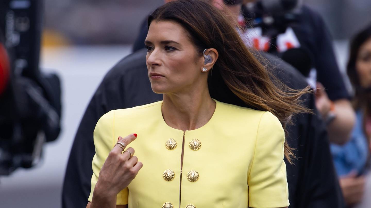 Danica Patrick’s Stunning Off-Shoulder Minidress Steals the Show at F1 Abu Dhabi Qualifying